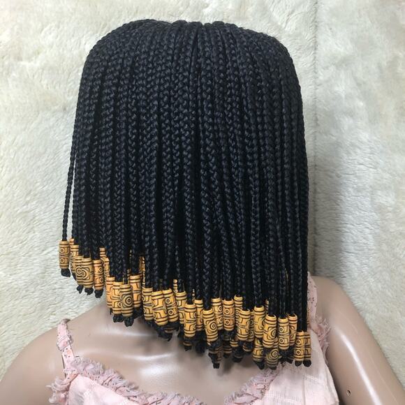 Bob center part closure wig with beads - Picture 5 of 5